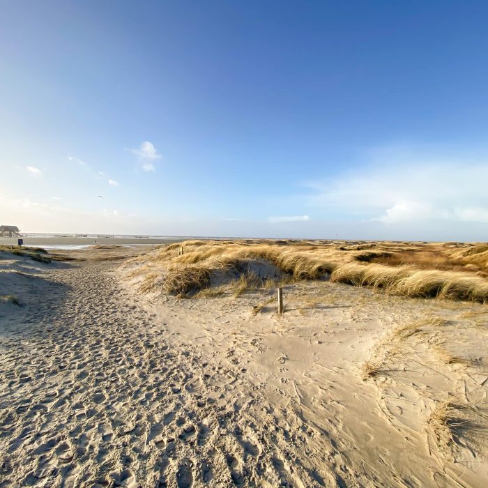 Strand von St. Peter Ording an der Nordseeküste ist überschwemmt nach einer Sturmflut. Die Fotos wurden bei ruhigem und schönem Wetter aufgenommen.